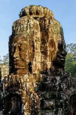 Budist tapınağı üzerinde insan yüzlerini bas-reliefs