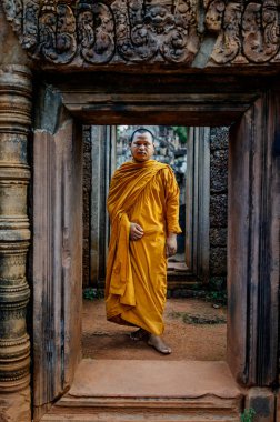 Monk Budist tapınağı'nda ayakta