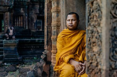Budist tapınağı'nda oturan keşiş