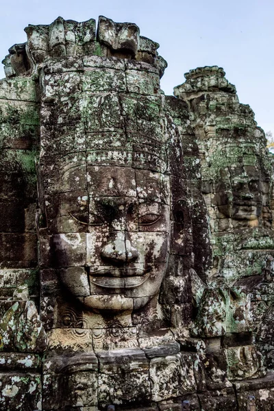 Bajorrelieves de rostros humanos en el templo budista — Foto de Stock