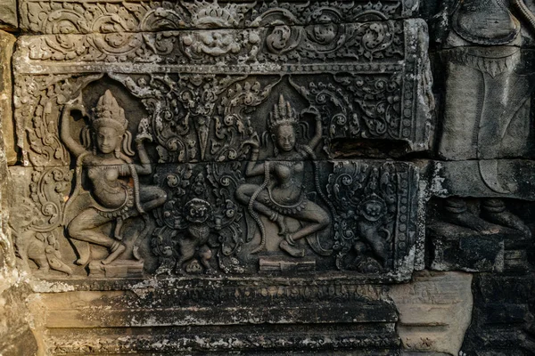 Basrelief zweier Frauen auf buddhistischem Tempel — Stockfoto