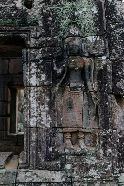 Bajorrelieve de la mujer en el templo budista — Foto de Stock