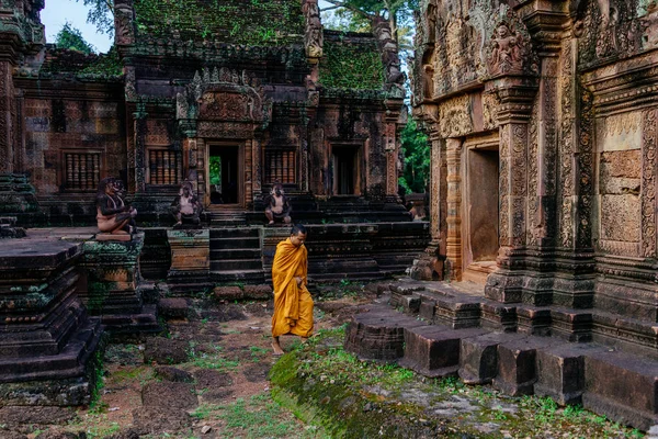 Monge caminhando no pátio do templo budista — Fotografia de Stock