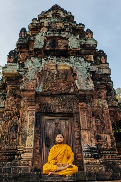 Monnik zit van boeddhistische tempel — Stockfoto