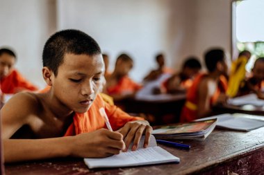 Kağıda yazı çocuk keşiş