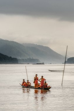 Rahipler Nehri üzerinde tekne
