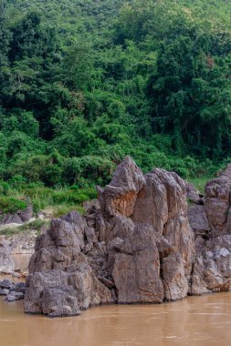 Kayalar nehir kıyısında