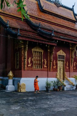 Tapınak yürüyüş keşiş