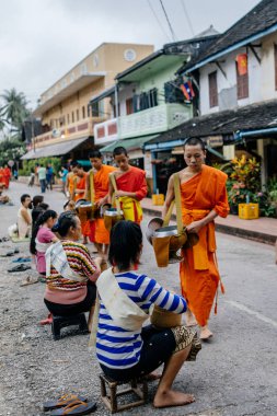 Rahipler tören alayı Caddesi üzerinde