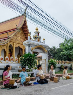 Gıda kovaları ile oturan kadın