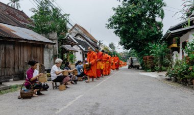Rahipler tören alayı Caddesi üzerinde