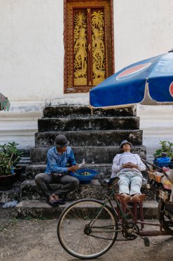 Taş merdivenle iki Asyalı adam