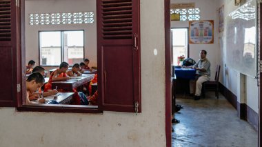 Sınıfta okuyan Budist rahipler