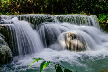 Manzaralı nehir şelale gözlemleyerek 