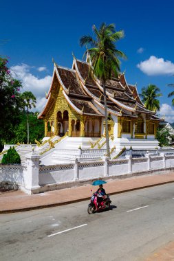 Budist tapınağı görünümünü gözlemleyerek 