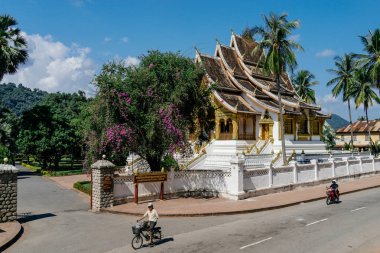 Budist tapınağı görünümünü gözlemleyerek