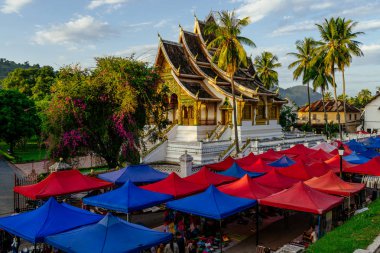 Budist tapınağı ve sokak pazarı