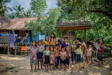 Ayakta ve kameraya bakarak çocuk