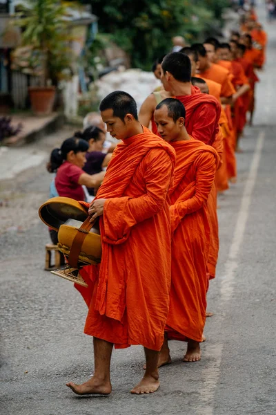 Processie van monniken op stad straat — Stockfoto