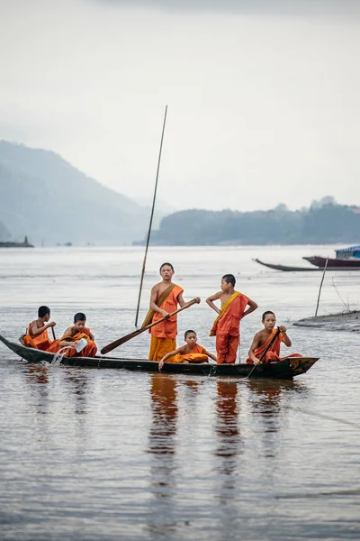 Monaci in barca sul fiume — Foto Stock