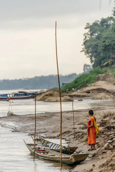 Kvinna nära båtar på floden — Stockfoto