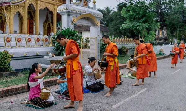 Rahipler tören alayı Caddesi üzerinde