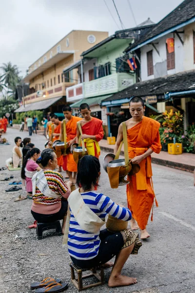 Rahipler tören alayı Caddesi üzerinde