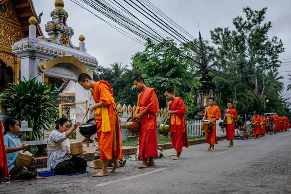 Rahipler tören alayı Caddesi üzerinde