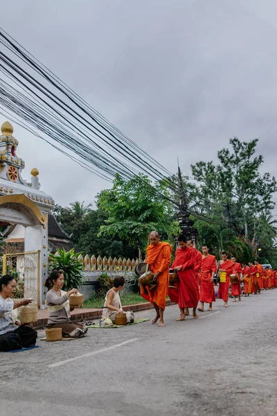 Rahipler tören alayı Caddesi üzerinde