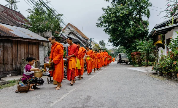 Rahipler tören alayı Caddesi üzerinde