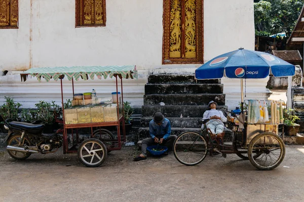 Taş merdivenle iki Asyalı adam