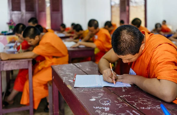 Sınıfta okuyan Budist rahipler