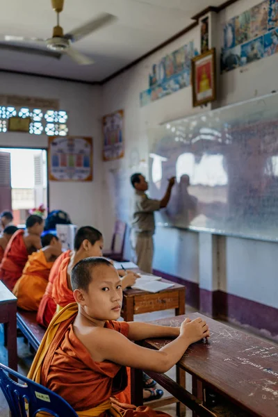 Sınıfta okuyan Budist rahipler