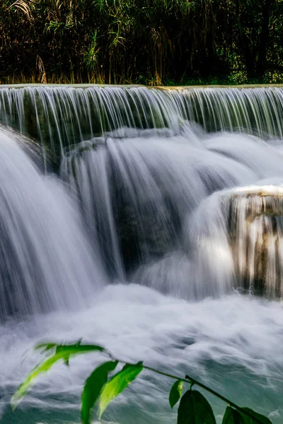Manzaralı nehir şelale gözlemleyerek 