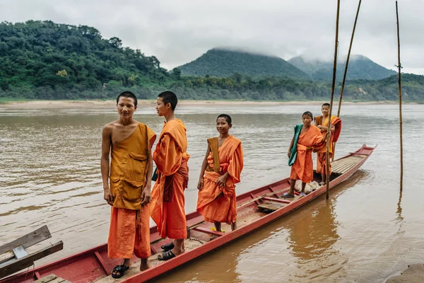 Buddhistische Mönche auf Boot — Stockfoto