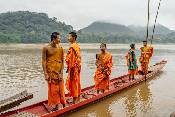Buddhistische Mönche auf Boot — Stockfoto