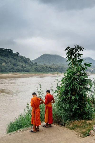 Monaci buddisti in piedi sulla riva del fiume — Foto Stock