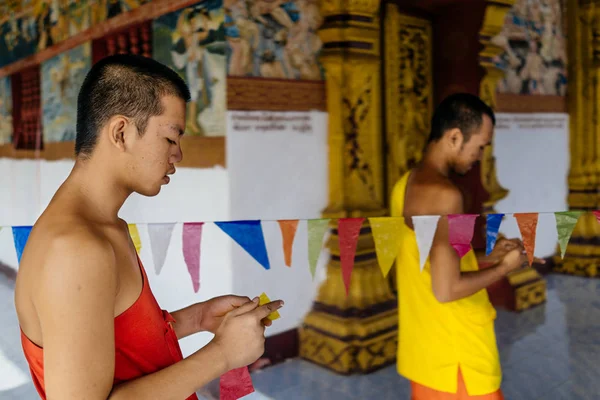 İki Budist rahipler Tapınağı dekorasyon