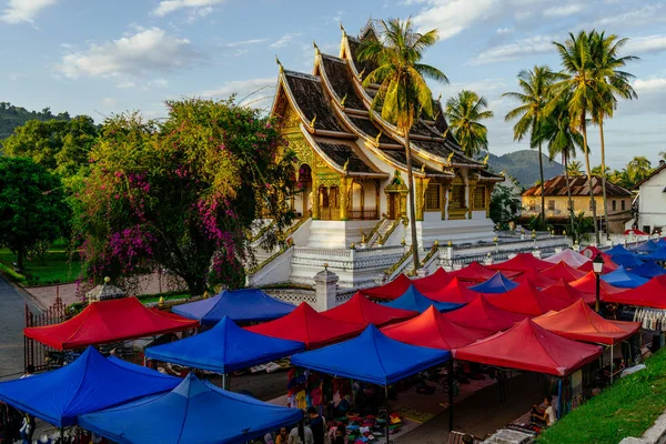 Budist tapınağı ve sokak pazarı