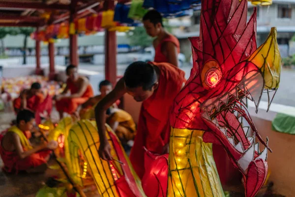 Monaci buddisti che fanno decorazione — Foto Stock