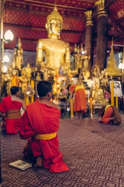 Monges budistas orando dentro do templo — Fotografia de Stock