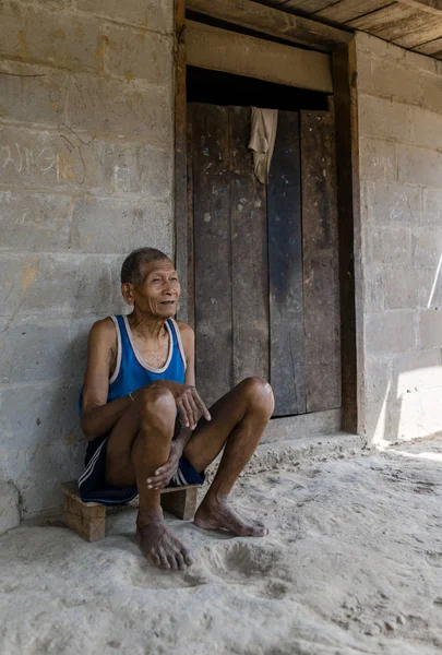 Tuğla bina önünde oturan adam