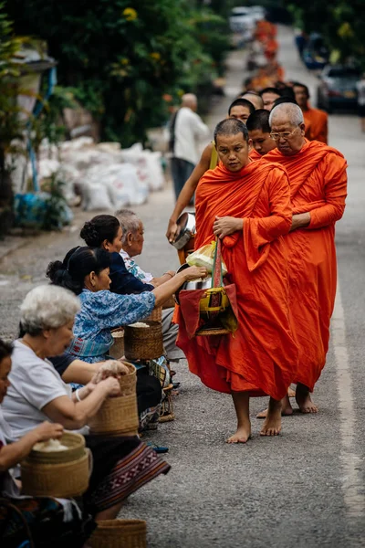 Rahipler tören alayı Caddesi üzerinde