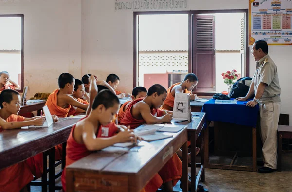 Sınıfta okuyan Budist rahipler