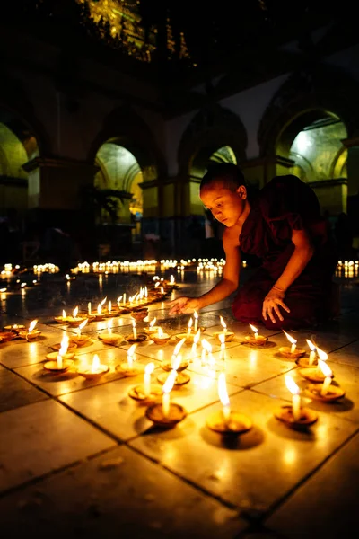 Monaco nel tempio che accende candele — Foto Stock