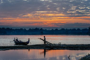 Adam yükleme kargo teknede 