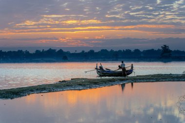 Adam yükleme kargo teknede 