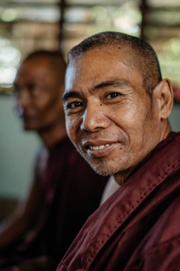 Gülümseyen ve kameraya bakarak keşiş