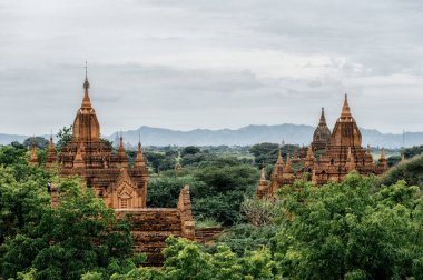Antik tapınak görünümünü karmaşık gözlemleyerek