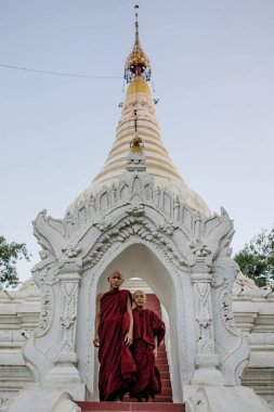 Budist rahipler Tapınağı avluda duran
